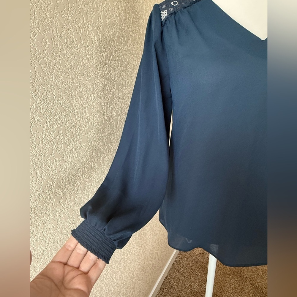 🌿 NWT FORTUNE + IVY Sarna Lace Detail Blouse – Navy Blue, XS 🌿 - Picture 6 of 9